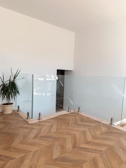 Top-Rated Glass Railing Installer in Burlington<br />
