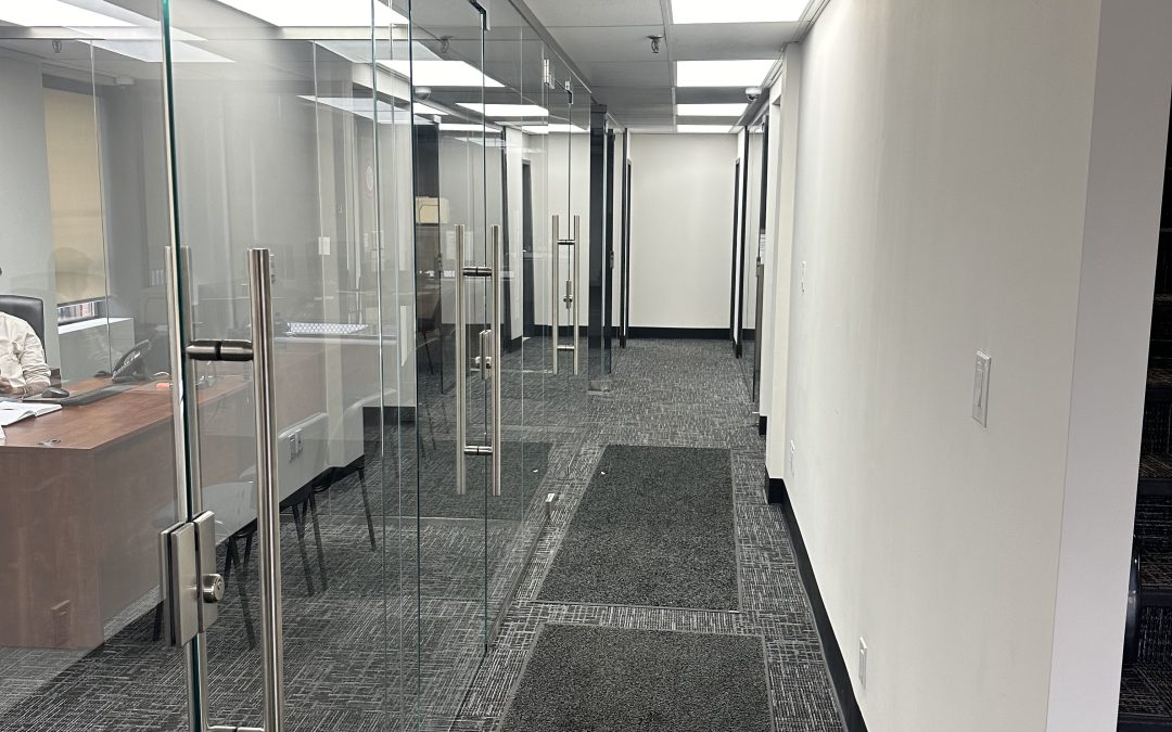 Can Office Glass Partitions Support Flexible Workspaces?