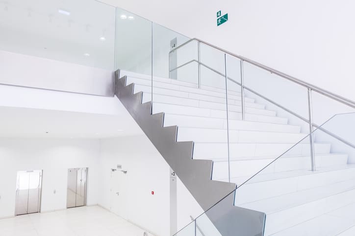 Glass Railings vs. Cable and Metal Railings: A Design Comparison